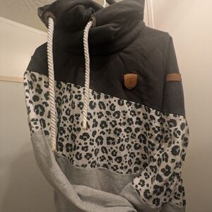 Wanakome Adventure Hoodie in Black and Brown